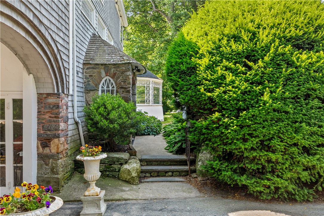 44 Bliss Mine Road, Unit 8 Middletown, RI 02842 - Photo 2 of 25 Entryway