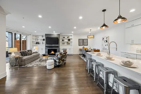 $915,000 | 5748 North Hermitage Avenue, Unit 102, Chicago, IL 60660