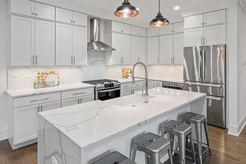 $915,000 | 5748 North Hermitage Avenue, Unit 102, Chicago, IL 60660