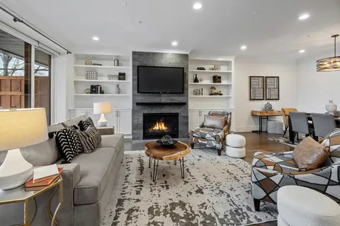 $915,000 | 5748 North Hermitage Avenue, Unit 102, Chicago, IL 60660