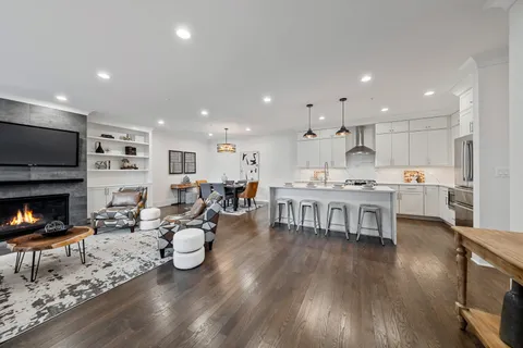 $915,000 | 5748 North Hermitage Avenue, Unit 102, Chicago, IL 60660