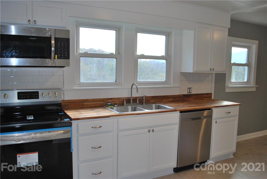 508 North Canton Road Canton, NC 28716 - Photo 4 of 32