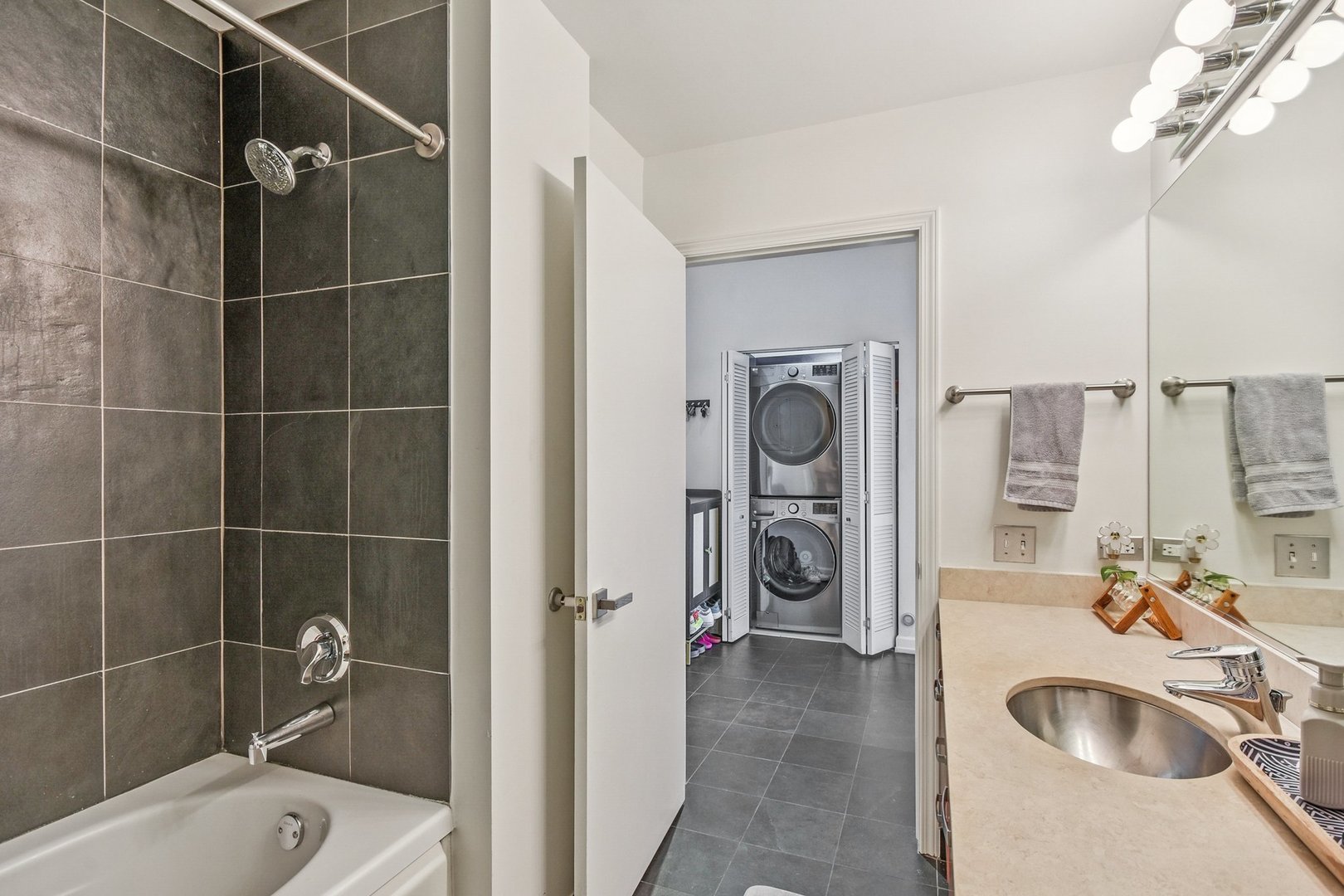 111 South Morgan Street, Unit 825 Chicago, IL 60607 - Photo 16 of 33 Gallery Image 16