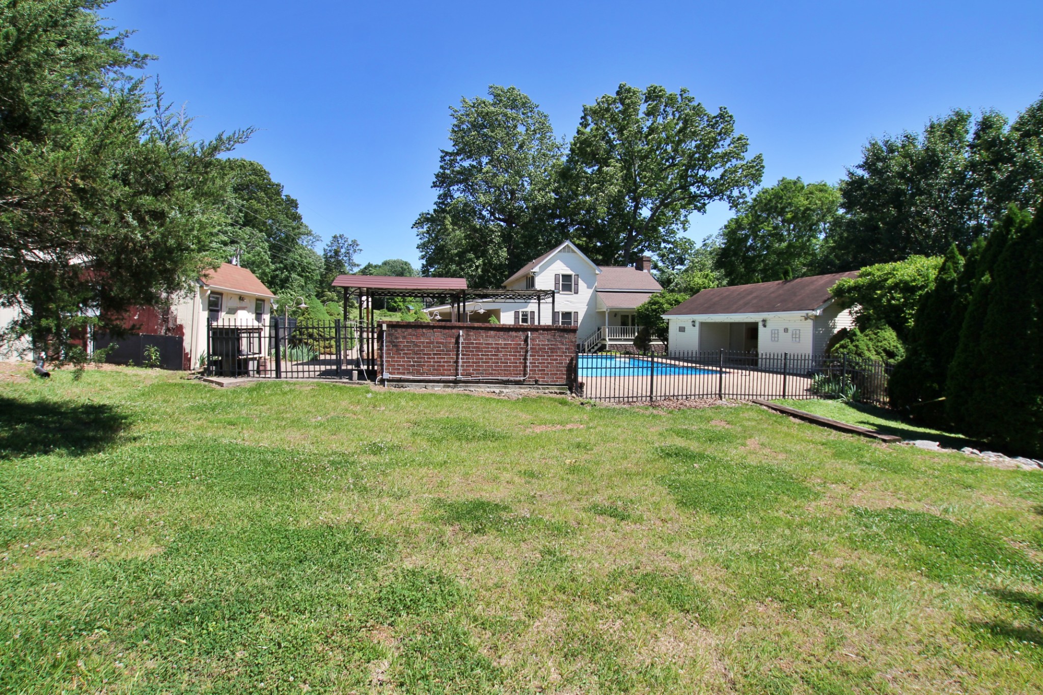 101 Timberlake Drive Springfield, TN 37172 - Photo 7 of 38 a house view with a sitting space and garden