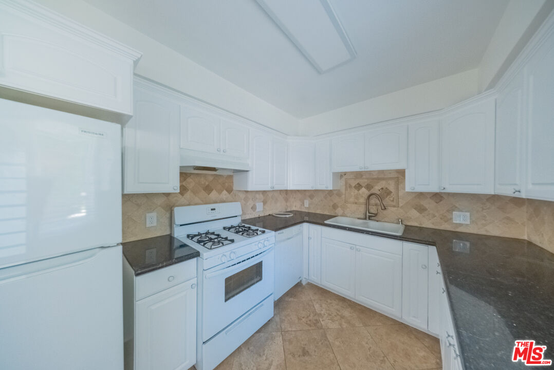 9205 Alcott Street, Unit 3 Los Angeles, CA 90035 - Photo 5 of 14