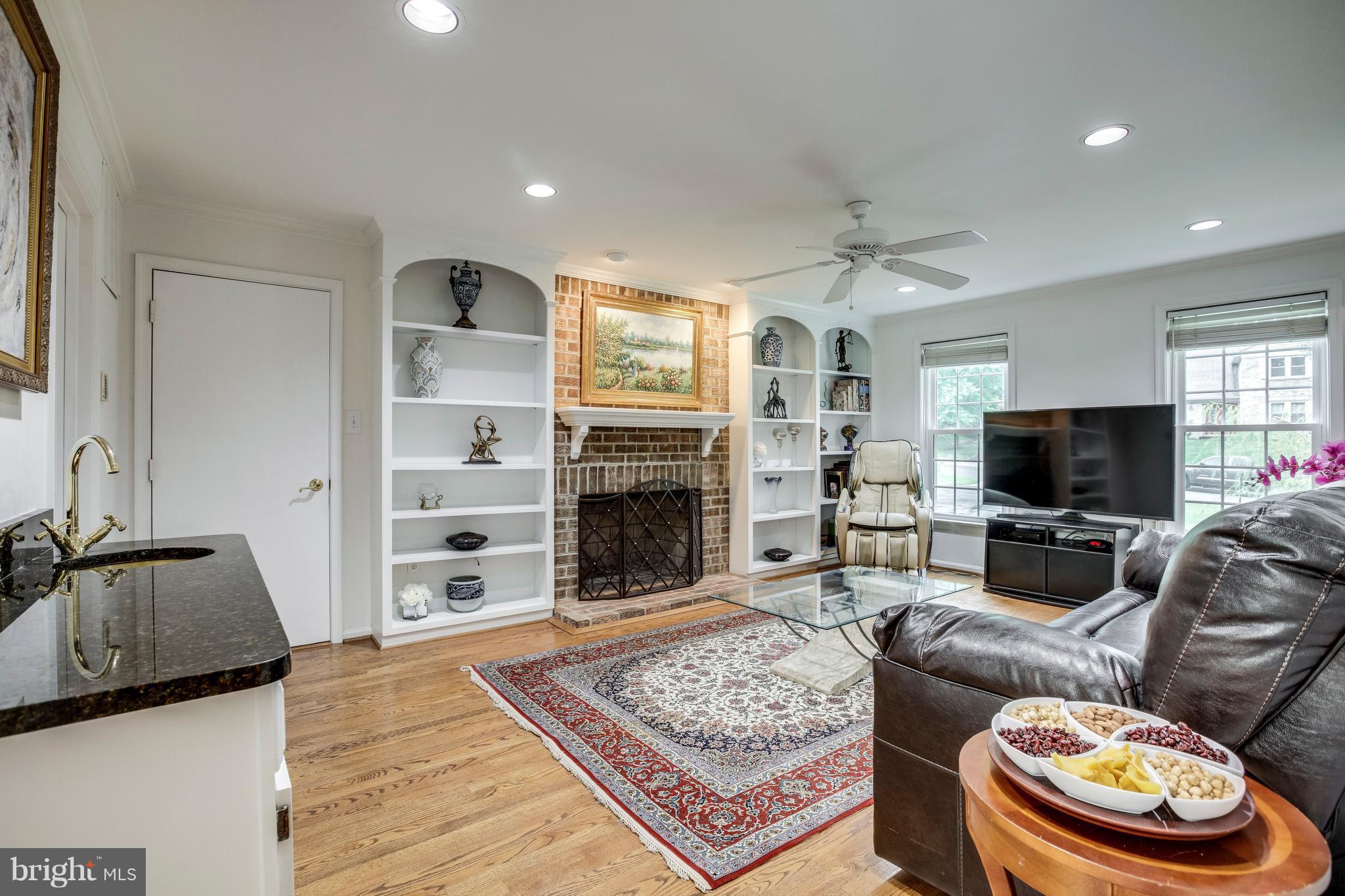 9024 Edgepark Road Vienna, VA 22182 - Photo 15 of 29 Family Room