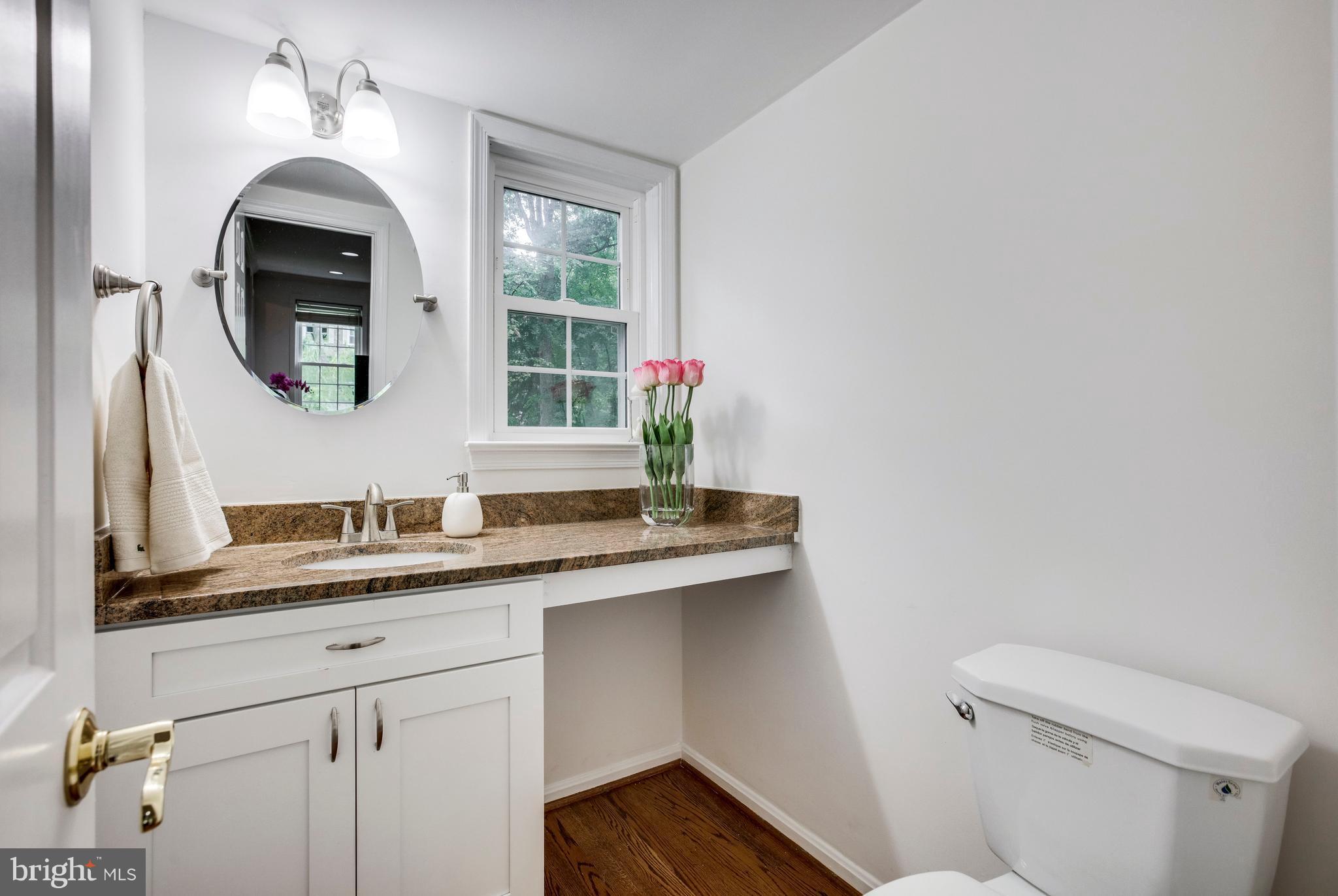 9024 Edgepark Road Vienna, VA 22182 - Photo 16 of 29 Bath