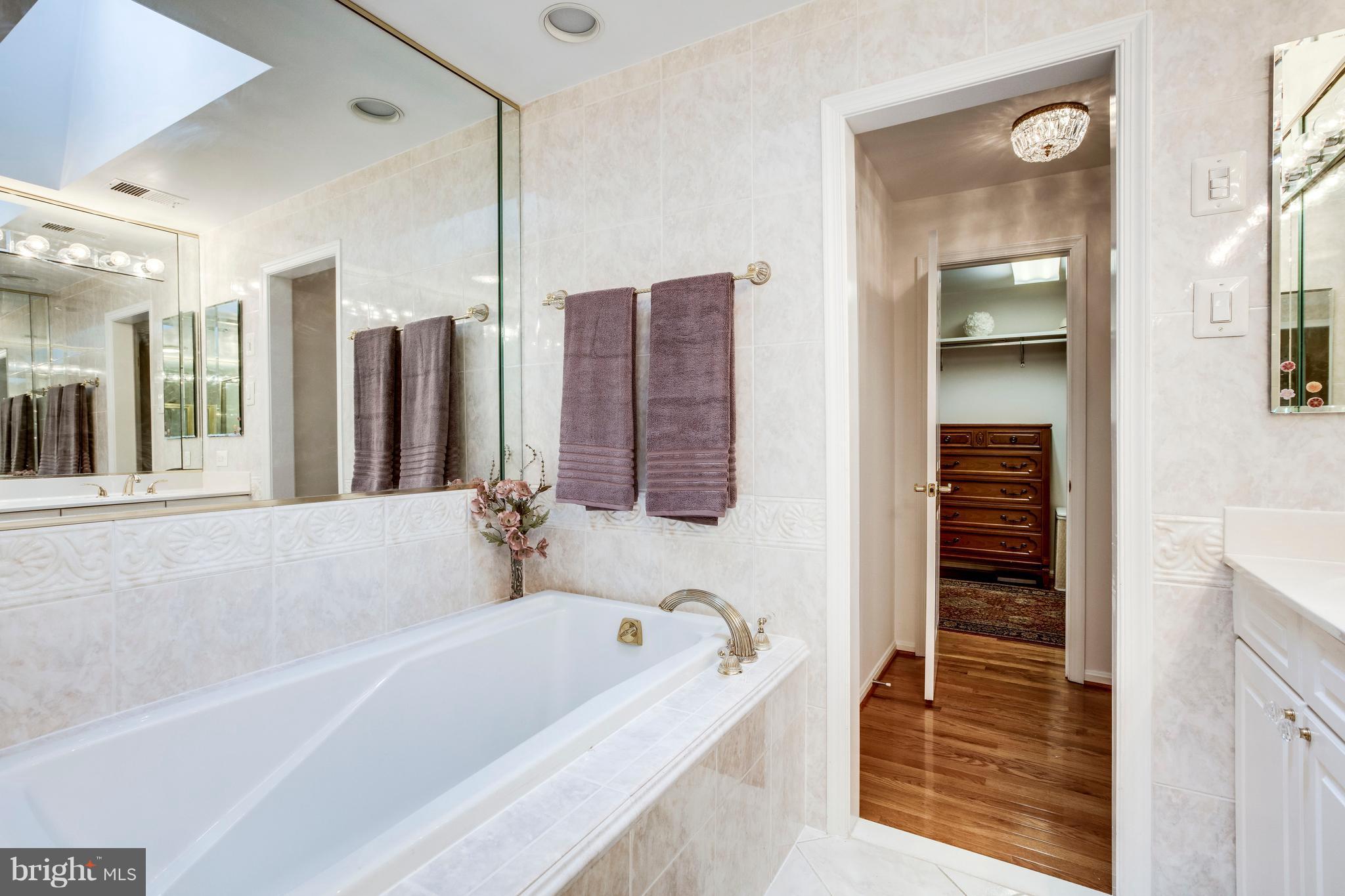 9024 Edgepark Road Vienna, VA 22182 - Photo 18 of 29 Bath (Master)
