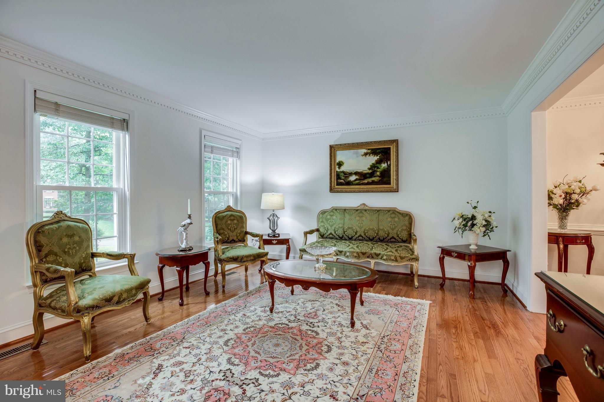 9024 Edgepark Road Vienna, VA 22182 - Photo 8 of 29 Living Room