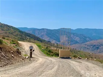 a view of a back yard