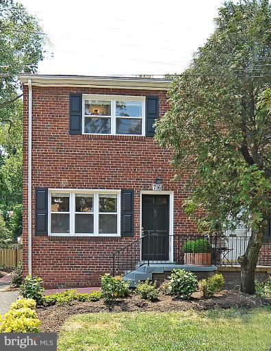 716 West Glebe Road Alexandria, VA 22305 - Photo 2 of 27 a front view of a house with garden