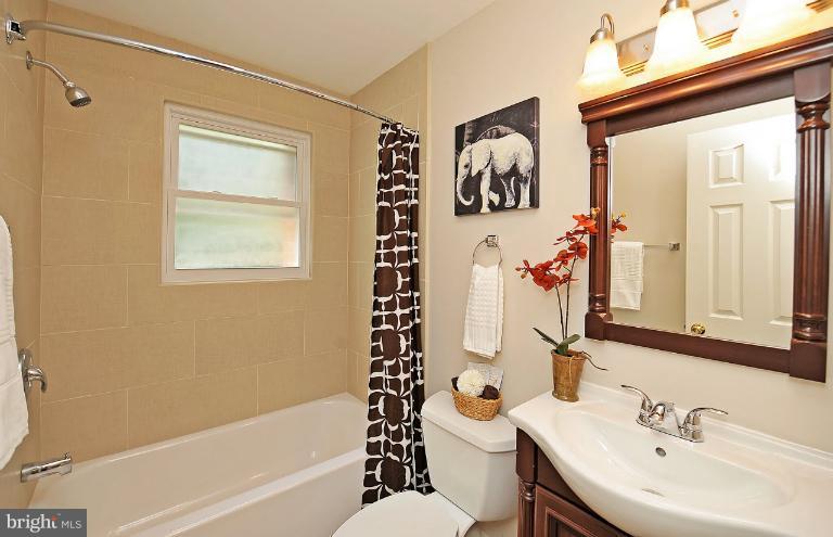 716 West Glebe Road Alexandria, VA 22305 - Photo 11 of 27 a bathroom with a sink toilet and shower