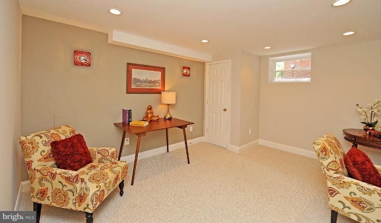 716 West Glebe Road Alexandria, VA 22305 - Photo 13 of 27 a livingroom with furniture and a potted plant
