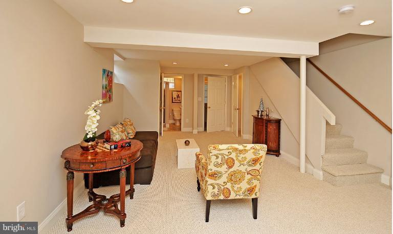 716 West Glebe Road Alexandria, VA 22305 - Photo 16 of 27 a living room with furniture and a bathtub