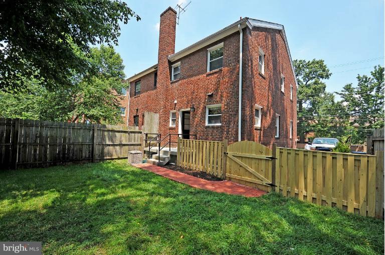 716 West Glebe Road Alexandria, VA 22305 - Photo 25 of 27 a view of a backyard with a small cabin