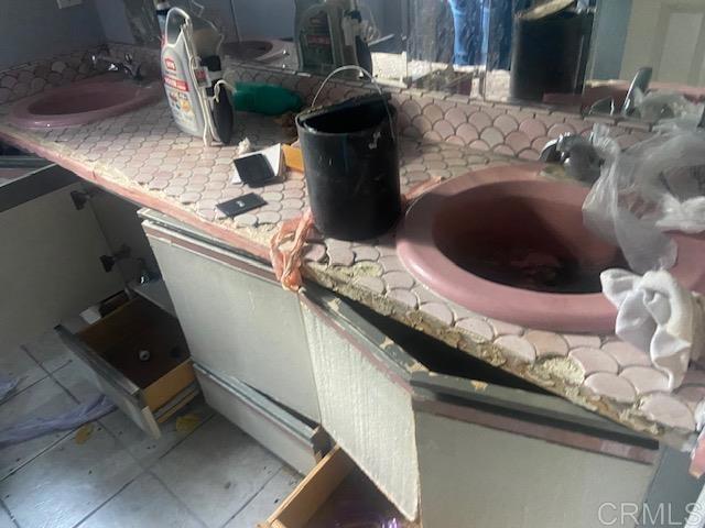 5676 Dehesa Road El Cajon, CA 92019 - Photo 4 of 23 a close view of light fixtures