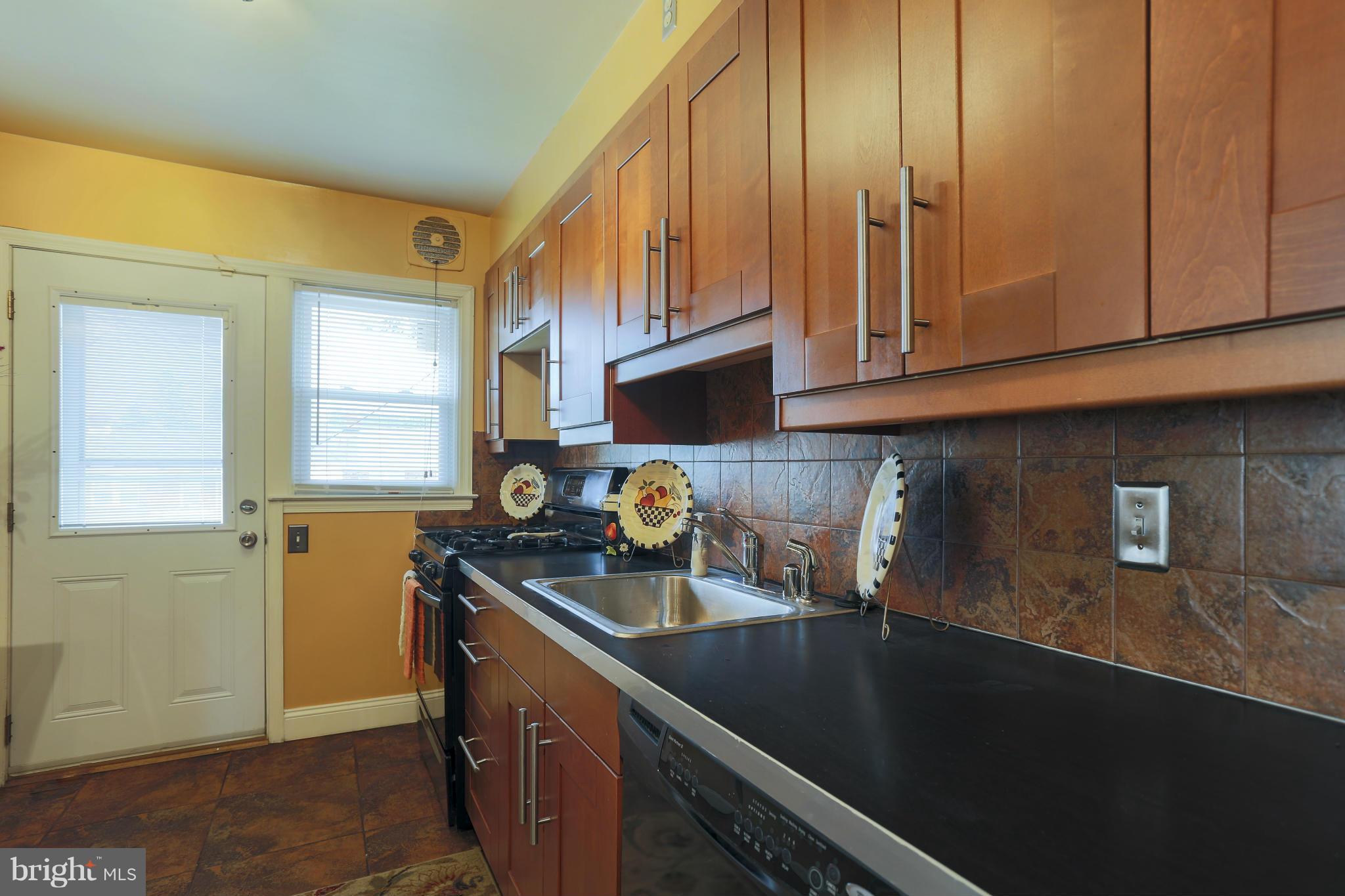 831 Stamford Road Baltimore, MD 21229 - Photo 12 of 29 Kitchen