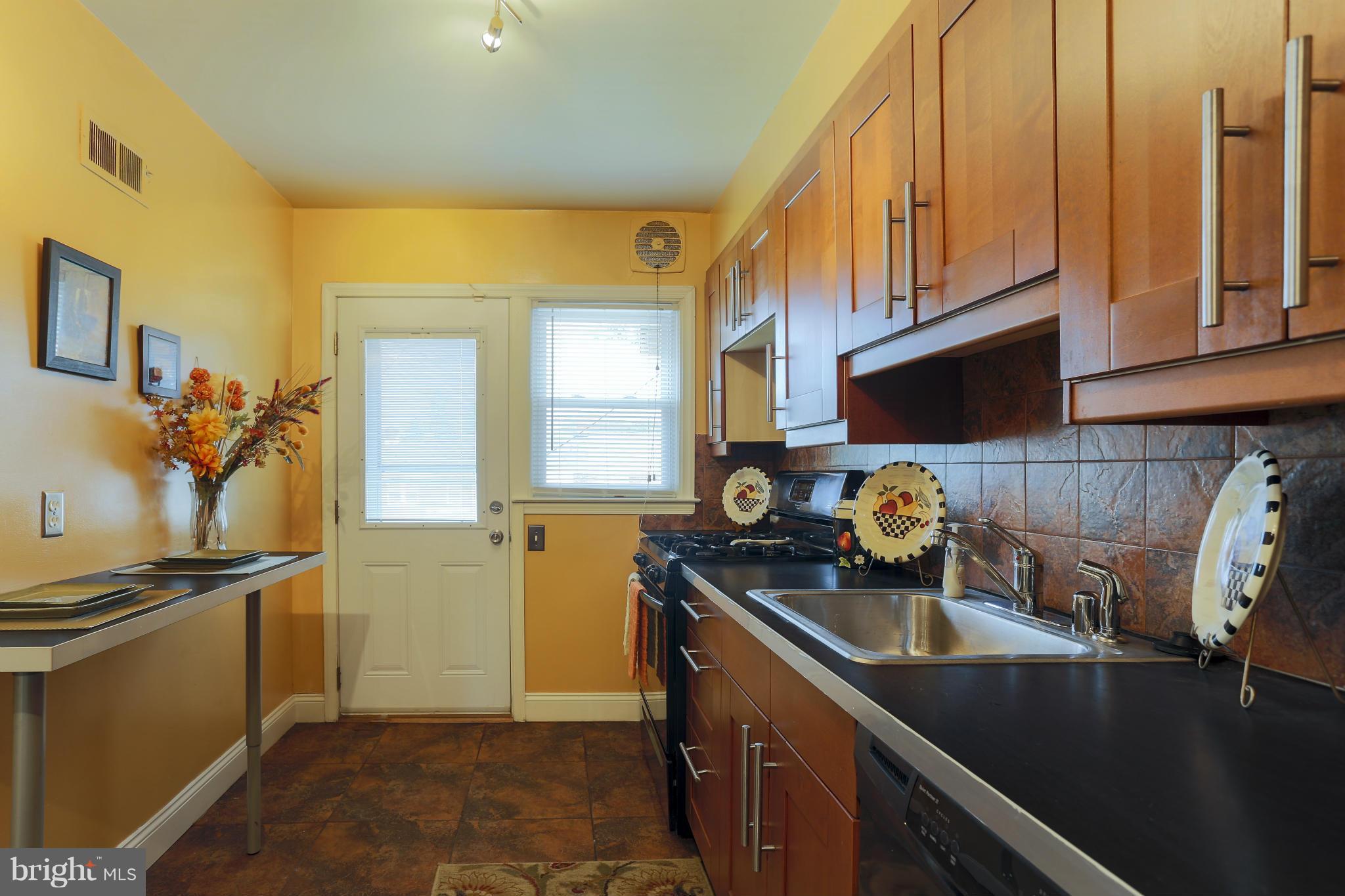 831 Stamford Road Baltimore, MD 21229 - Photo 13 of 29 Kitchen