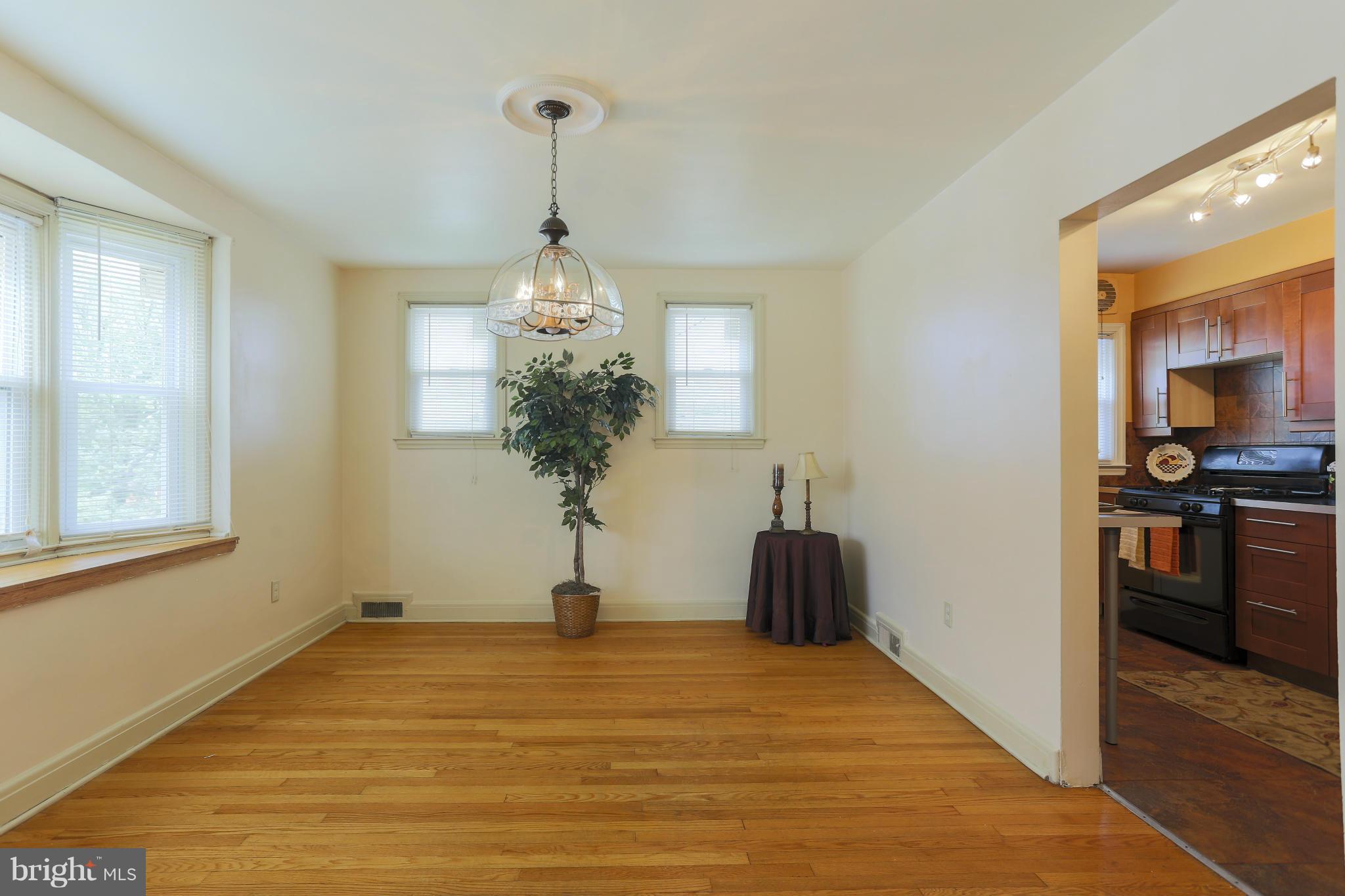 831 Stamford Road Baltimore, MD 21229 - Photo 8 of 29 Dining Room