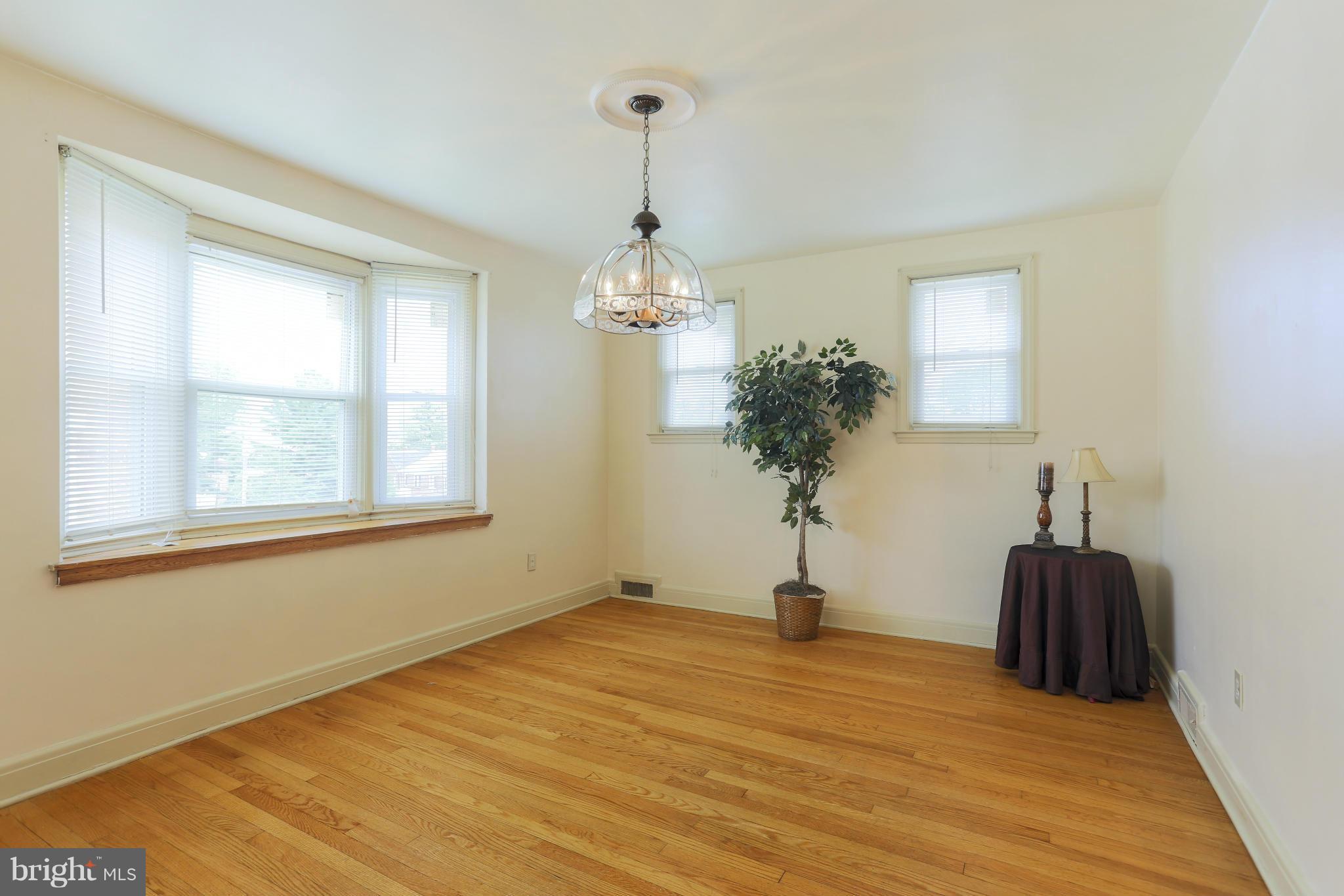 831 Stamford Road Baltimore, MD 21229 - Photo 9 of 29 Dining Room