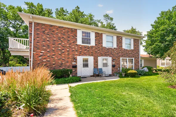 $239,900 | 1370 Woodcutter Lane, Unit D, Wheaton, IL 60189