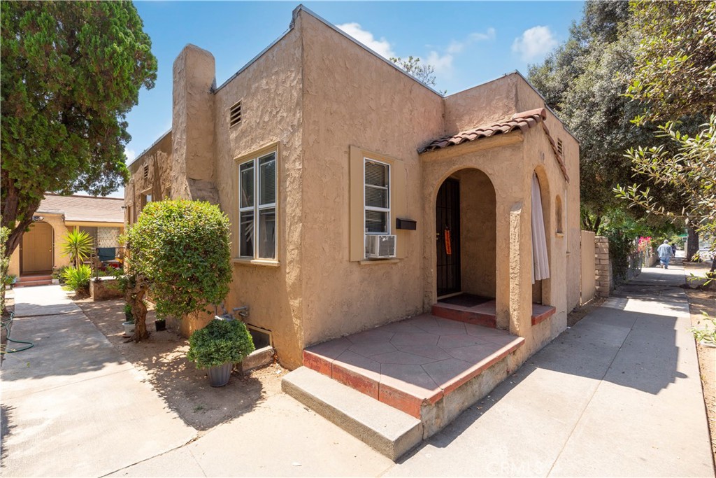 110 East Washington Boulevard Pasadena, CA 91103 - Photo 1 of 27 a front view of a house with garden