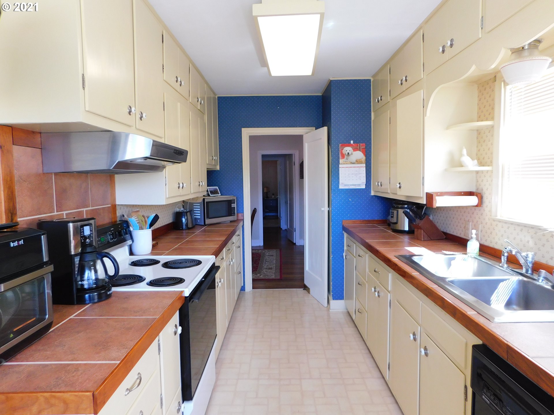 1913 Hawthorne Avenue Reedsport, OR 97467 - Photo 12 of 32 Kitchen