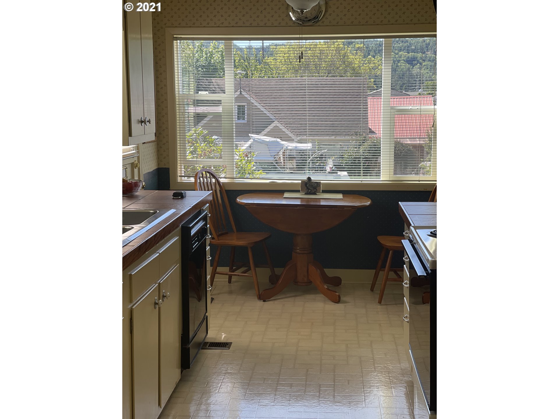 1913 Hawthorne Avenue Reedsport, OR 97467 - Photo 13 of 32 Breakfast Area