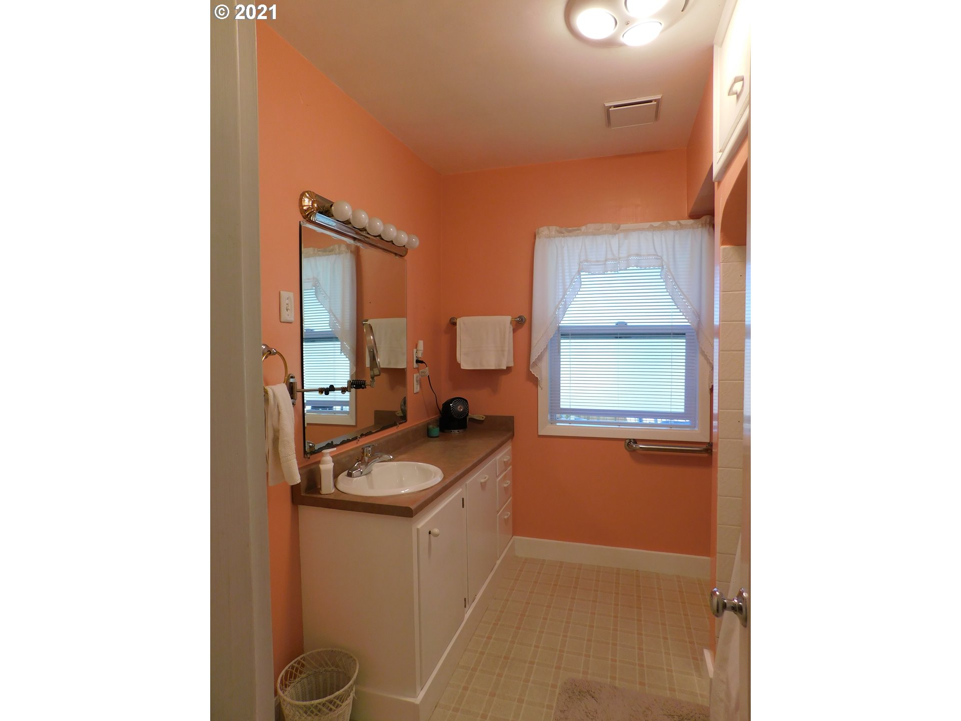 1913 Hawthorne Avenue Reedsport, OR 97467 - Photo 14 of 32 Bathroom