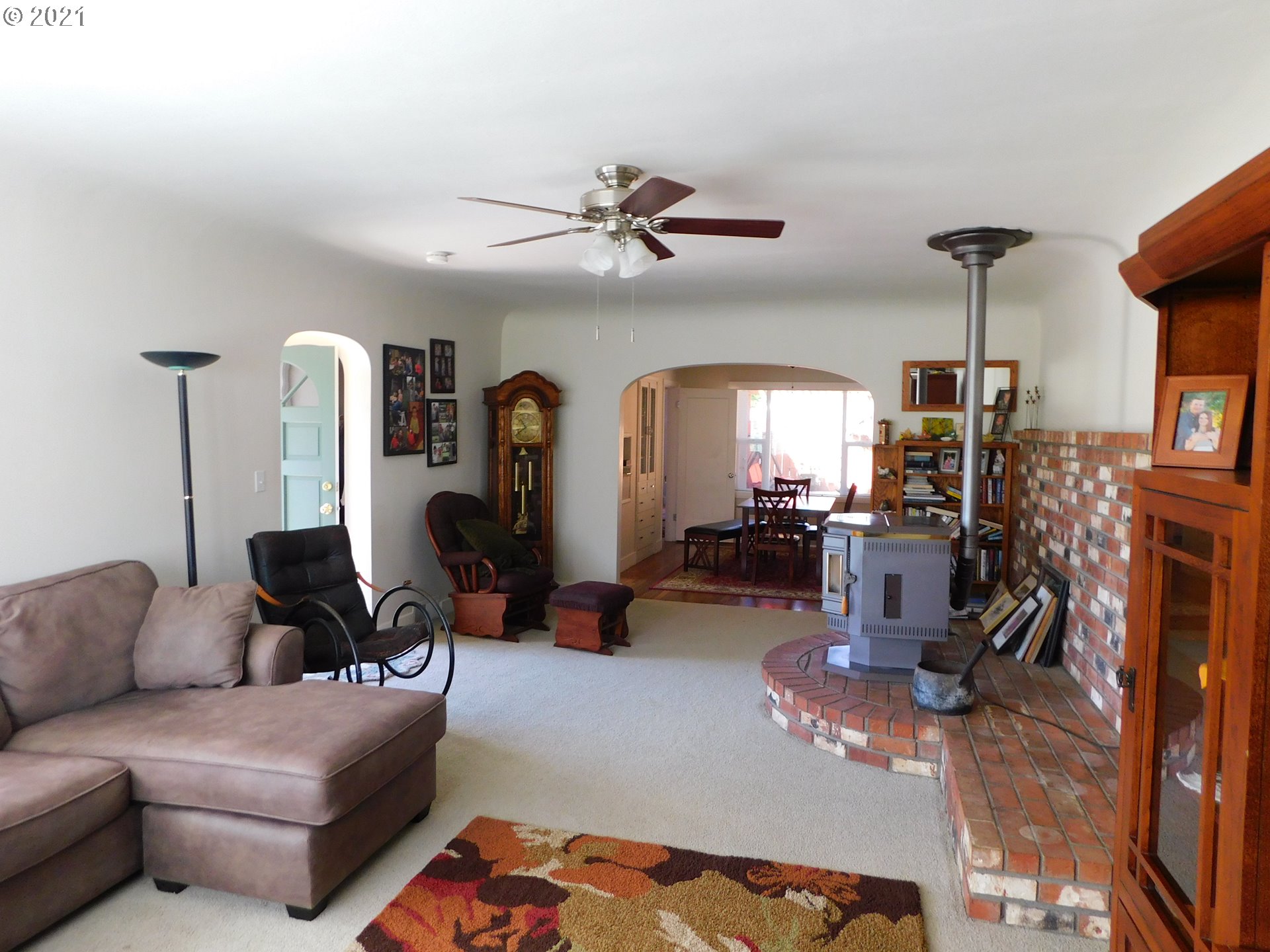 1913 Hawthorne Avenue Reedsport, OR 97467 - Photo 2 of 32 Living Room