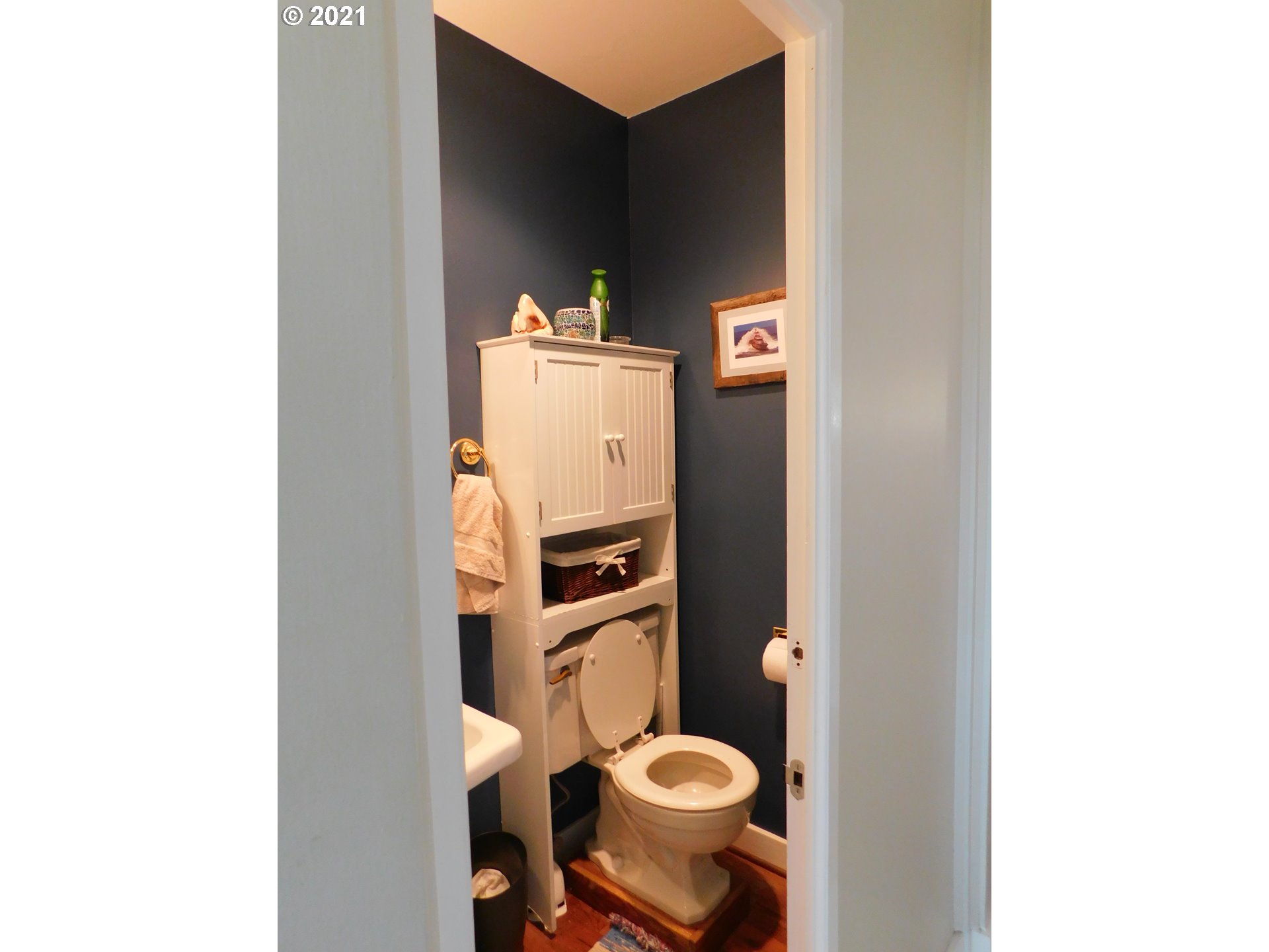1913 Hawthorne Avenue Reedsport, OR 97467 - Photo 8 of 32 Bathroom