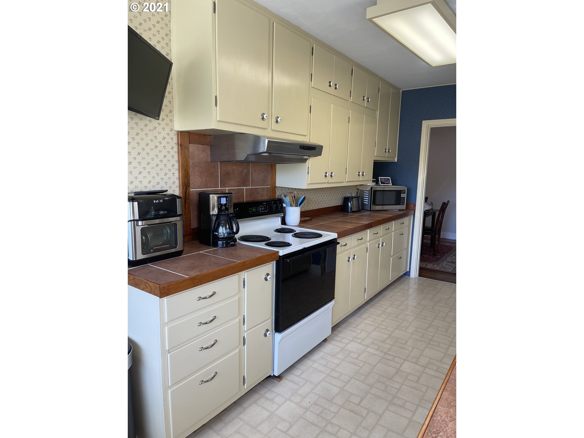 1913 Hawthorne Avenue Reedsport, OR 97467 - Photo 10 of 32 Kitchen