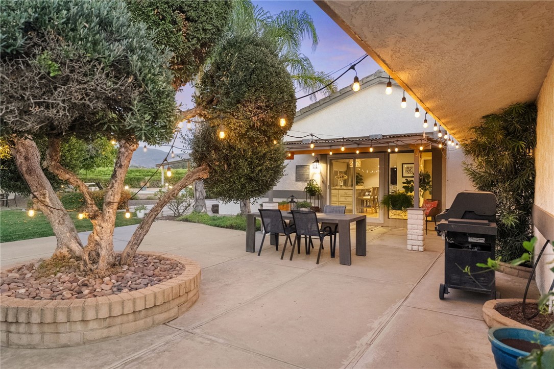 26440 Old Agency Road Hemet, CA 92544 - Photo 50 of 74 a outdoor space with lots of tables and chairs