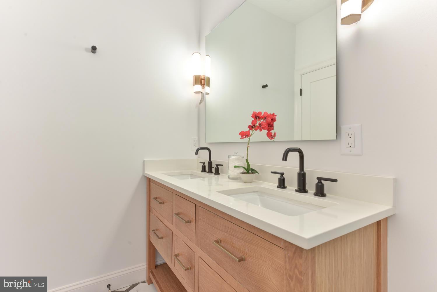 467 M Street Northwest, Unit 1 Washington, DC 20001 - Photo 17 of 34 Owners Ensuite bath