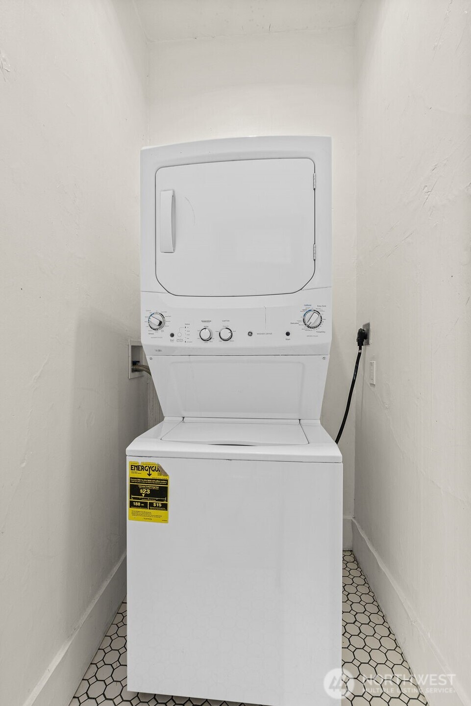 409 South 30th Street Tacoma, WA 98402 - Photo 18 of 37 a utility room with dryer and washer