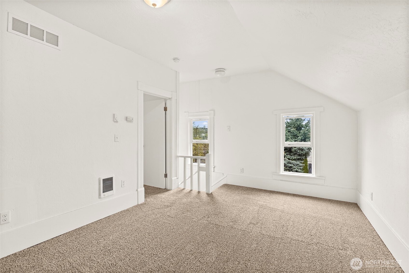 409 South 30th Street Tacoma, WA 98402 - Photo 27 of 37 an empty room with windows and closet