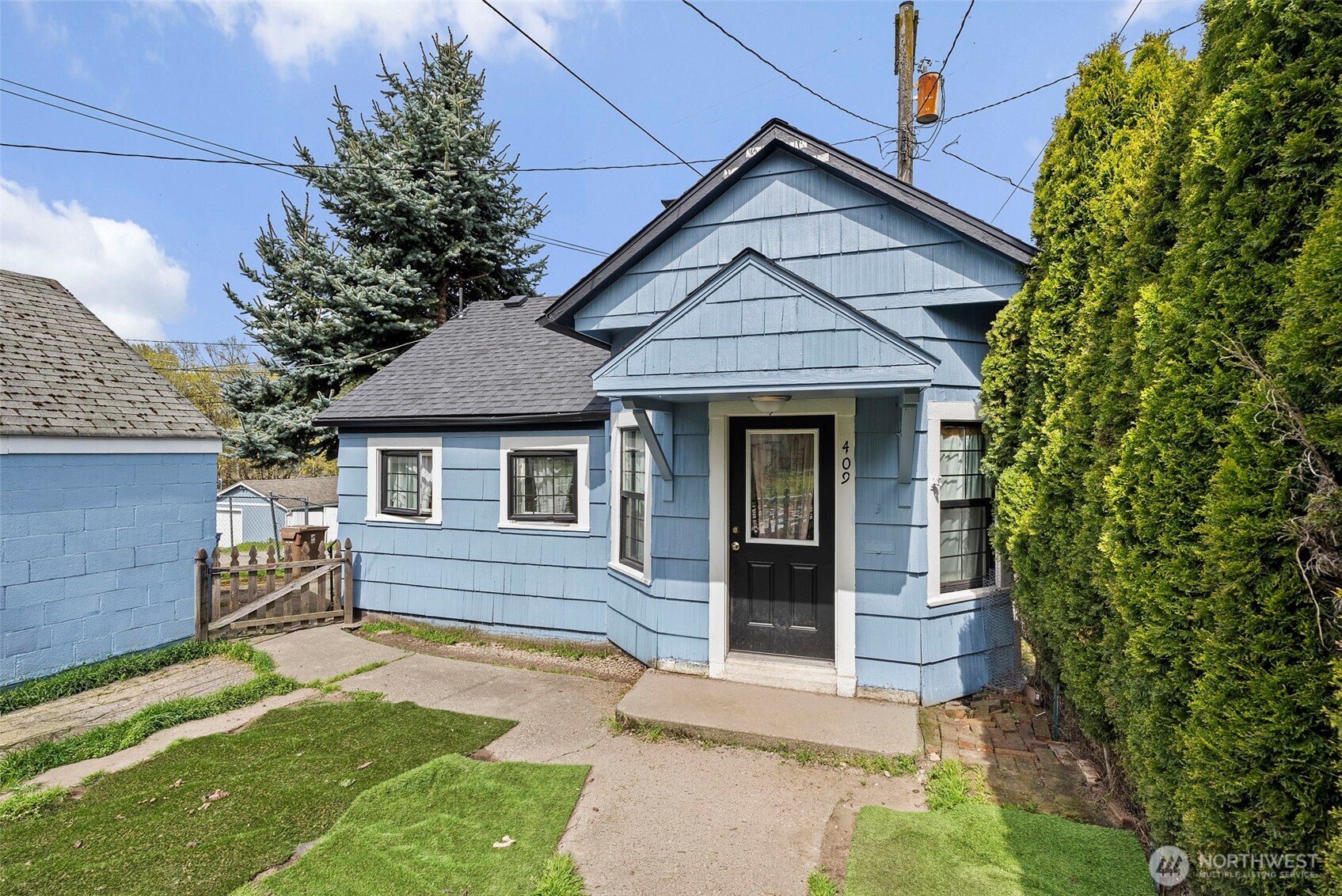 409 South 30th Street Tacoma, WA 98402 - Photo 35 of 37 front view of a house with a yard