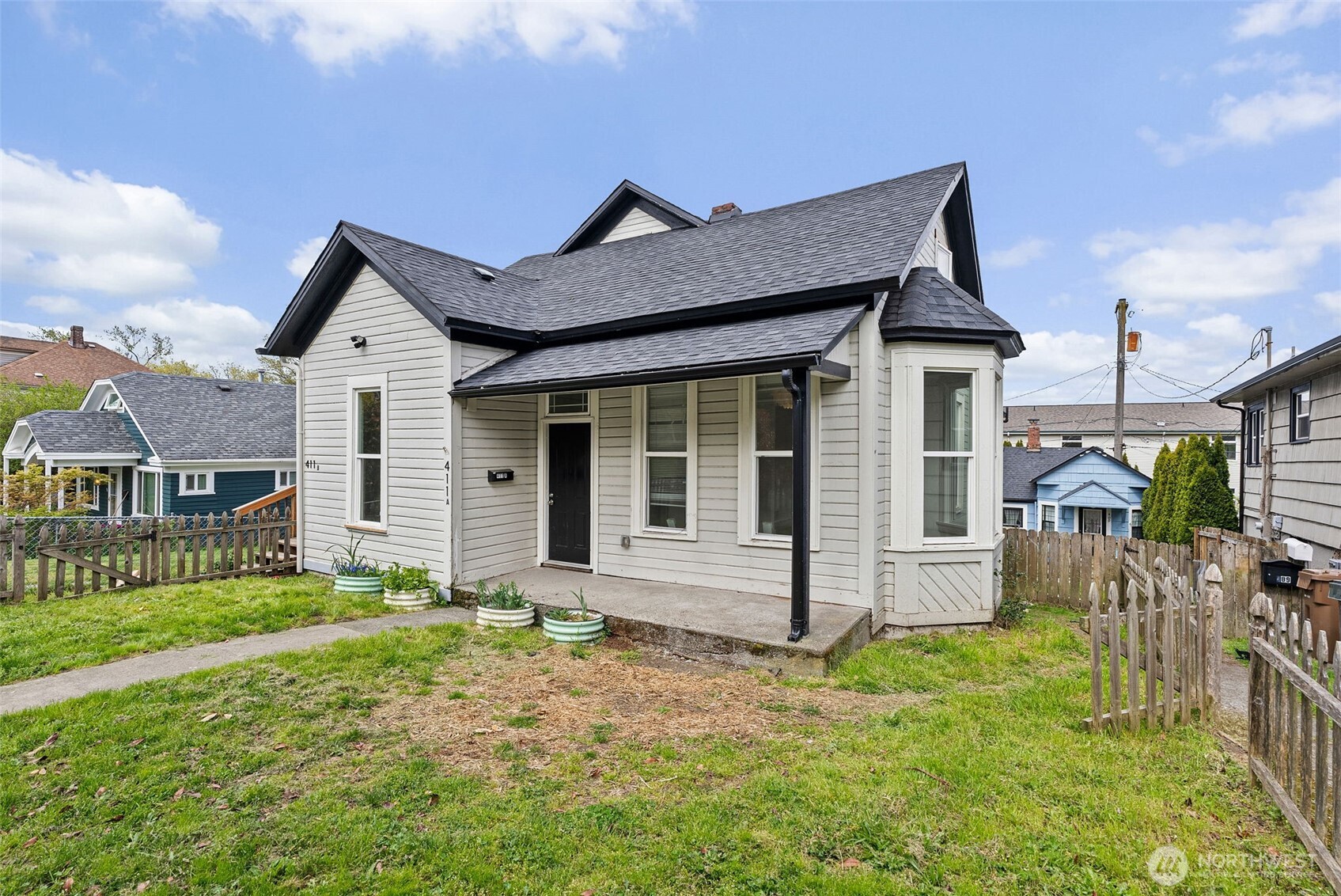 409 South 30th Street Tacoma, WA 98402 - Photo 4 of 37 a front view of a house with a yard