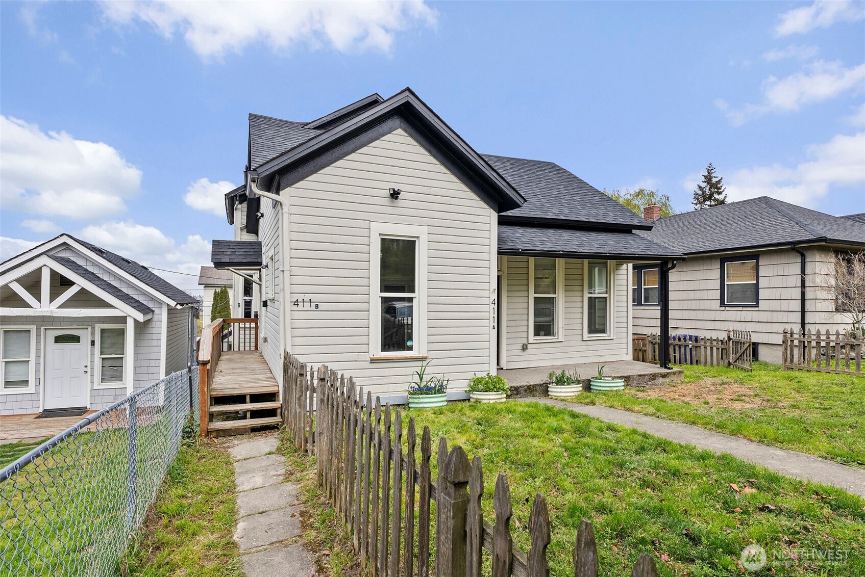 409 South 30th Street Tacoma, WA 98402 - Photo 5 of 37 a front view of a house with a yard