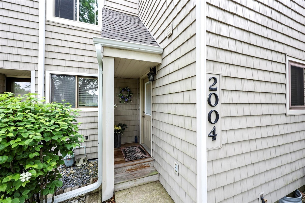 2004 Blackthorn Drive Champaign, IL 61821 - Photo 2 of 24 a bathroom with a shower