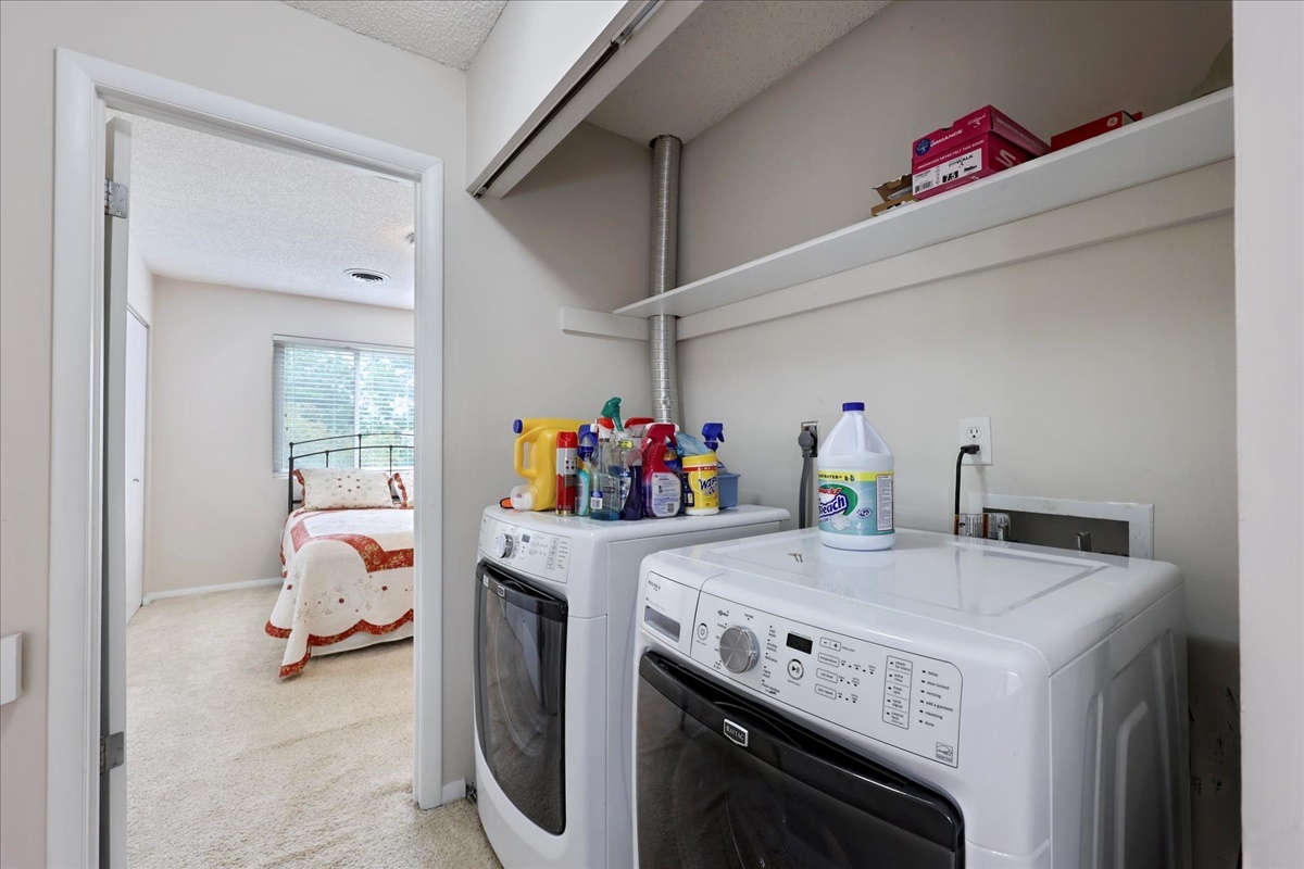 2004 Blackthorn Drive Champaign, IL 61821 - Photo 23 of 24 a utility room with dryer and washer