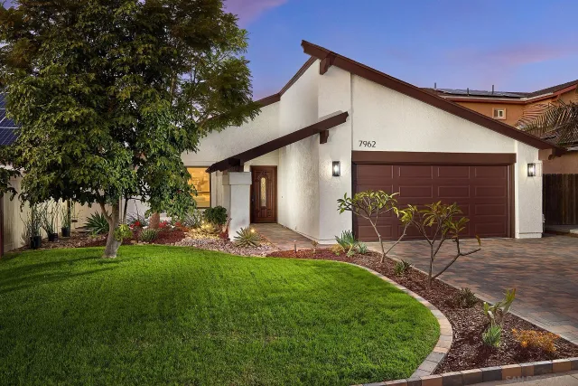 a view of a house with backyard