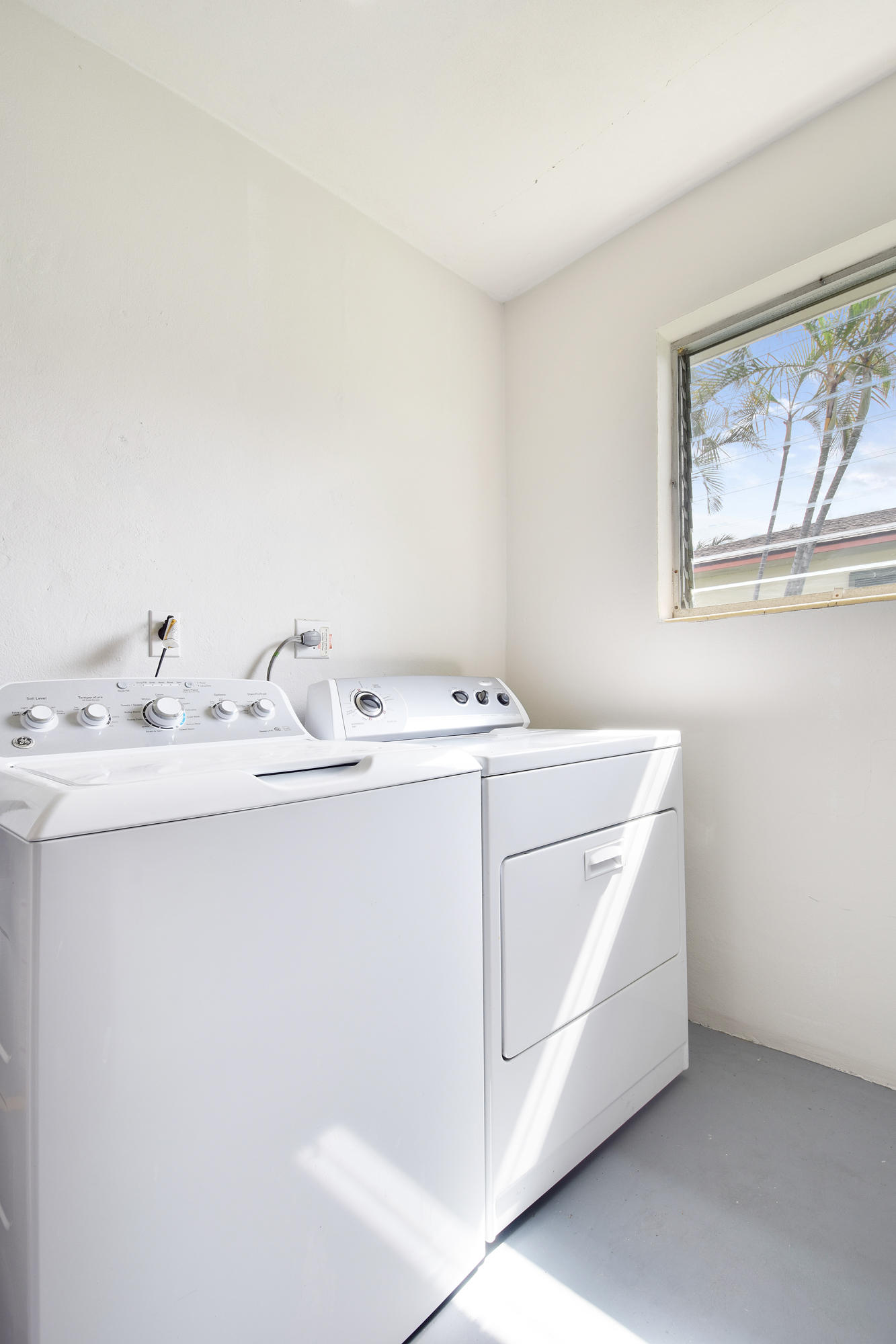 401 Harbour Road North Palm Beach, FL 33408 - Photo 29 of 47 Laundry Room