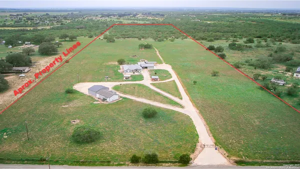 $797,000 | 1185 County Road 7718, Devine, TX 78016