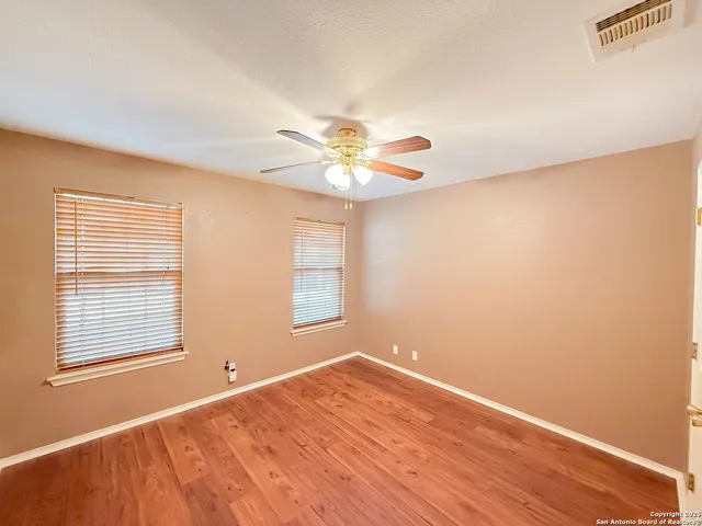 $797,000 | 1185 County Road 7718, Devine, TX 78016