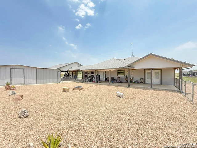 $797,000 | 1185 County Road 7718, Devine, TX 78016