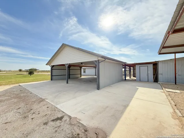 $797,000 | 1185 County Road 7718, Devine, TX 78016