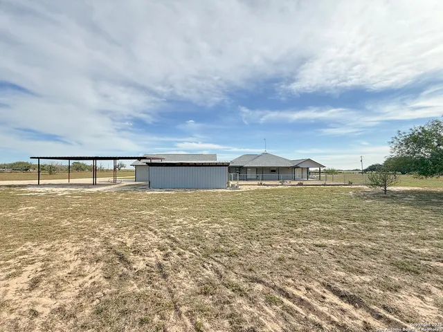 $797,000 | 1185 County Road 7718, Devine, TX 78016
