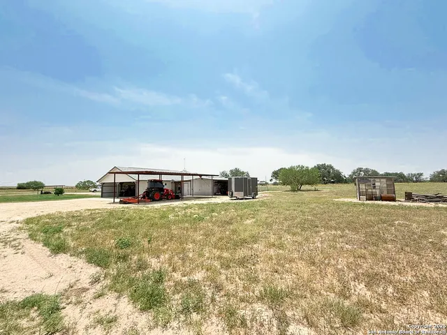 $797,000 | 1185 County Road 7718, Devine, TX 78016