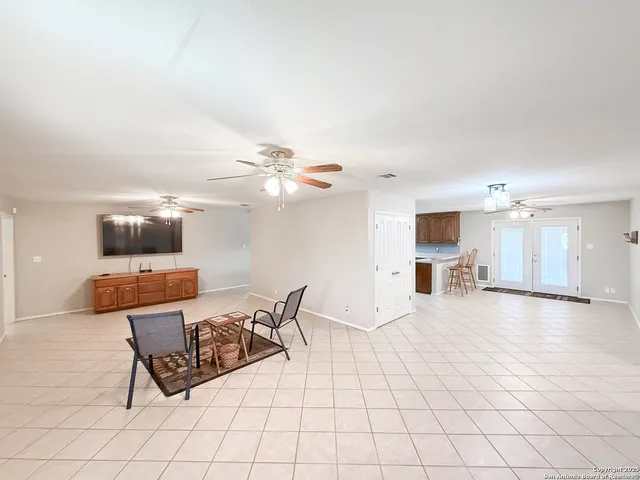 $797,000 | 1185 County Road 7718, Devine, TX 78016